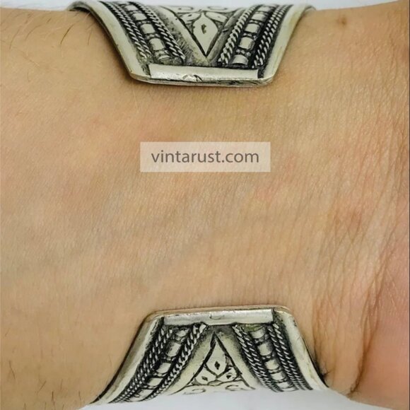 Single Boho Carnelian Stone Cuff: Antique Kuchi Tribal Bracelet - Picture 9 of 15